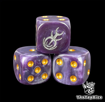 Close-up of a purple D6 die with a silver spiral