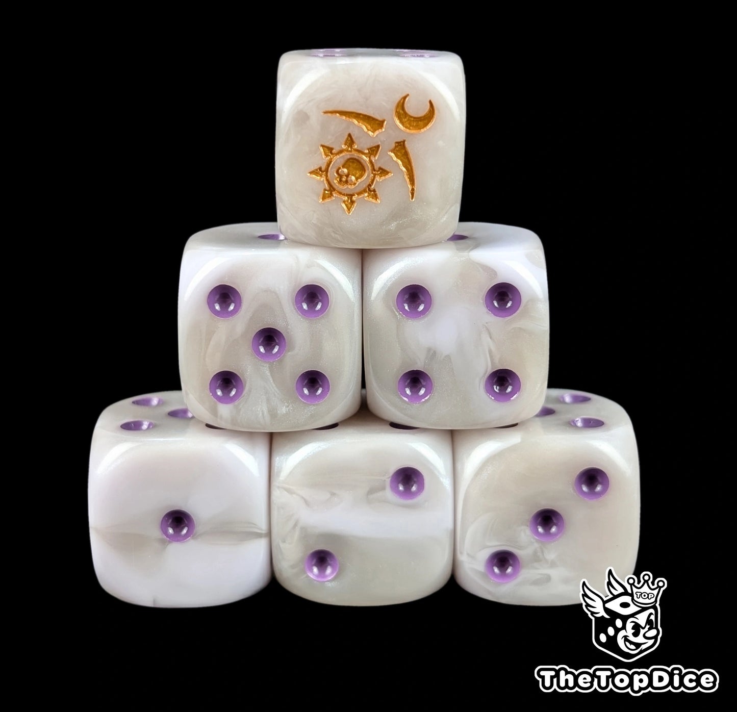 Dados inspirados en slaneesh de warhammer sobre todo las unidades de piel blanca palida de base de color blanco palido con puntos purple y el logo es un logo de slanesh con puntas y las formas de luna dorado