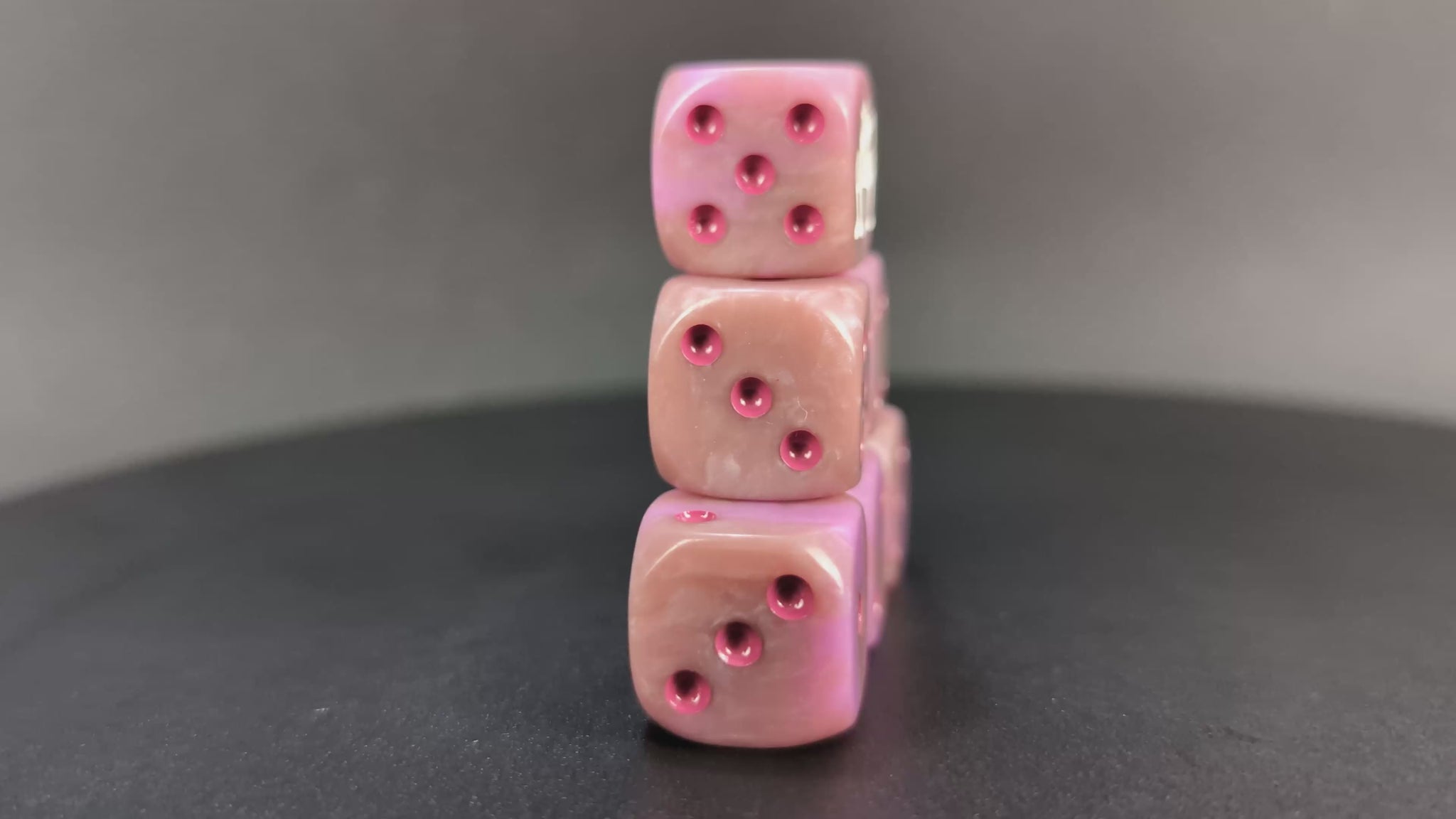High-speed tabletop anime dice