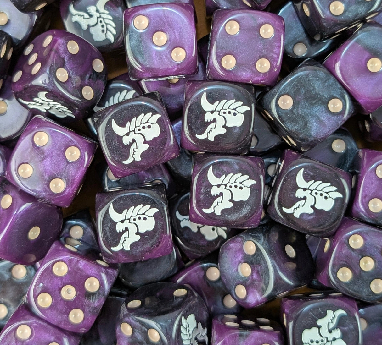 Pile of purple hive alien 16mm D6 dice for a sci-fi xeno swarm