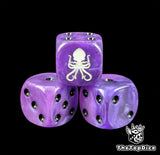 Close up of a purple 16mm resin D6 die engraved with a white kraken sigil and black pips