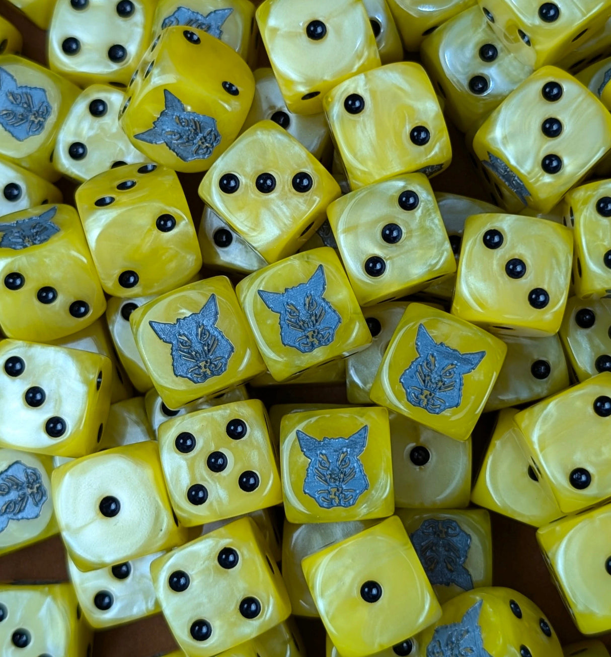 Yellow 16mm resin D6 dice engraved with a grey rat and cheese emblem and black pips for fantasy rat swarms