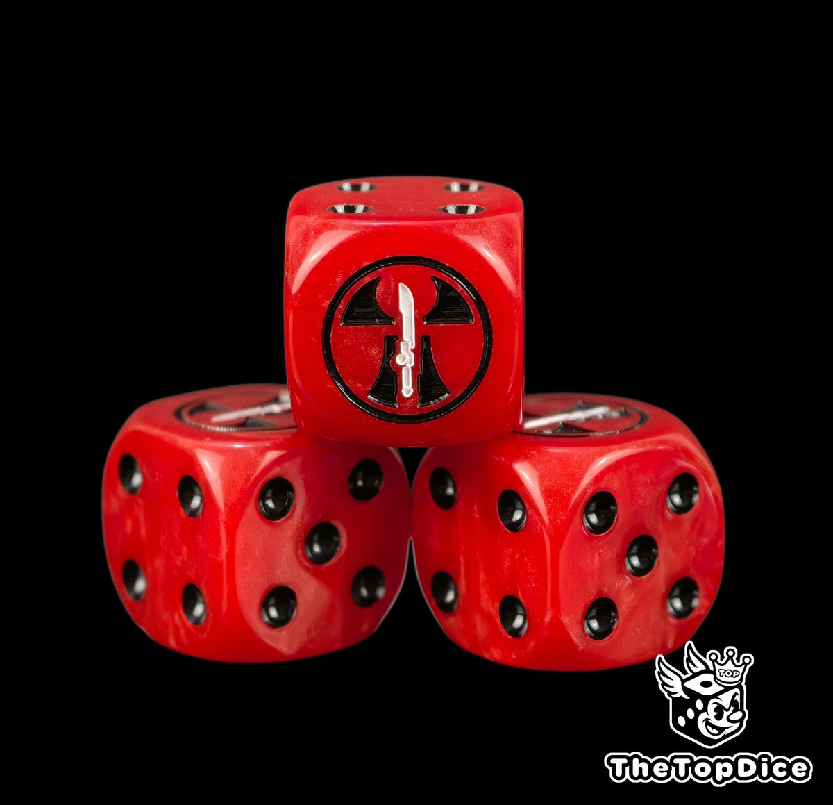 Close up of the black Farsight tau emblem and white sword engraved and hand filled on a red T'au 16mm D6 die