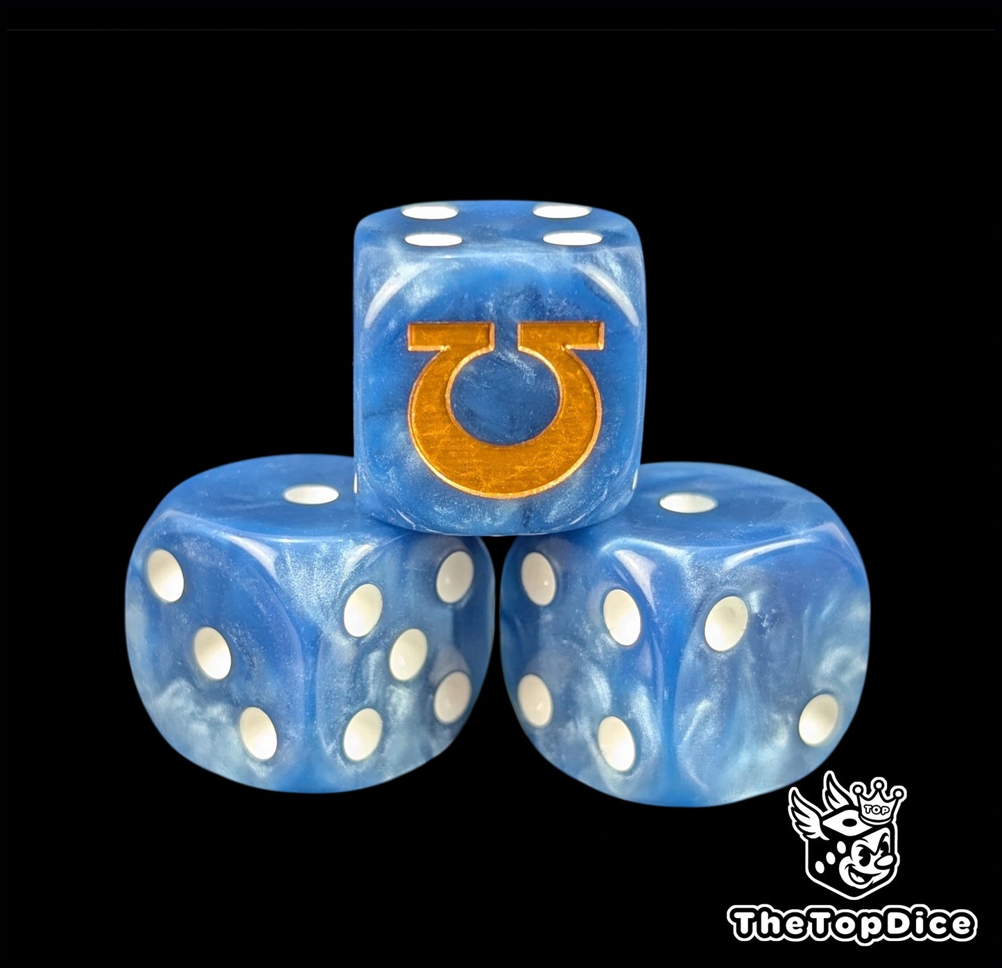 DAdos inspirados en los ultramarines de warhammer con base de color azul blanquecino con puntos de color blanco y el logo es simbolo omega de color dorado